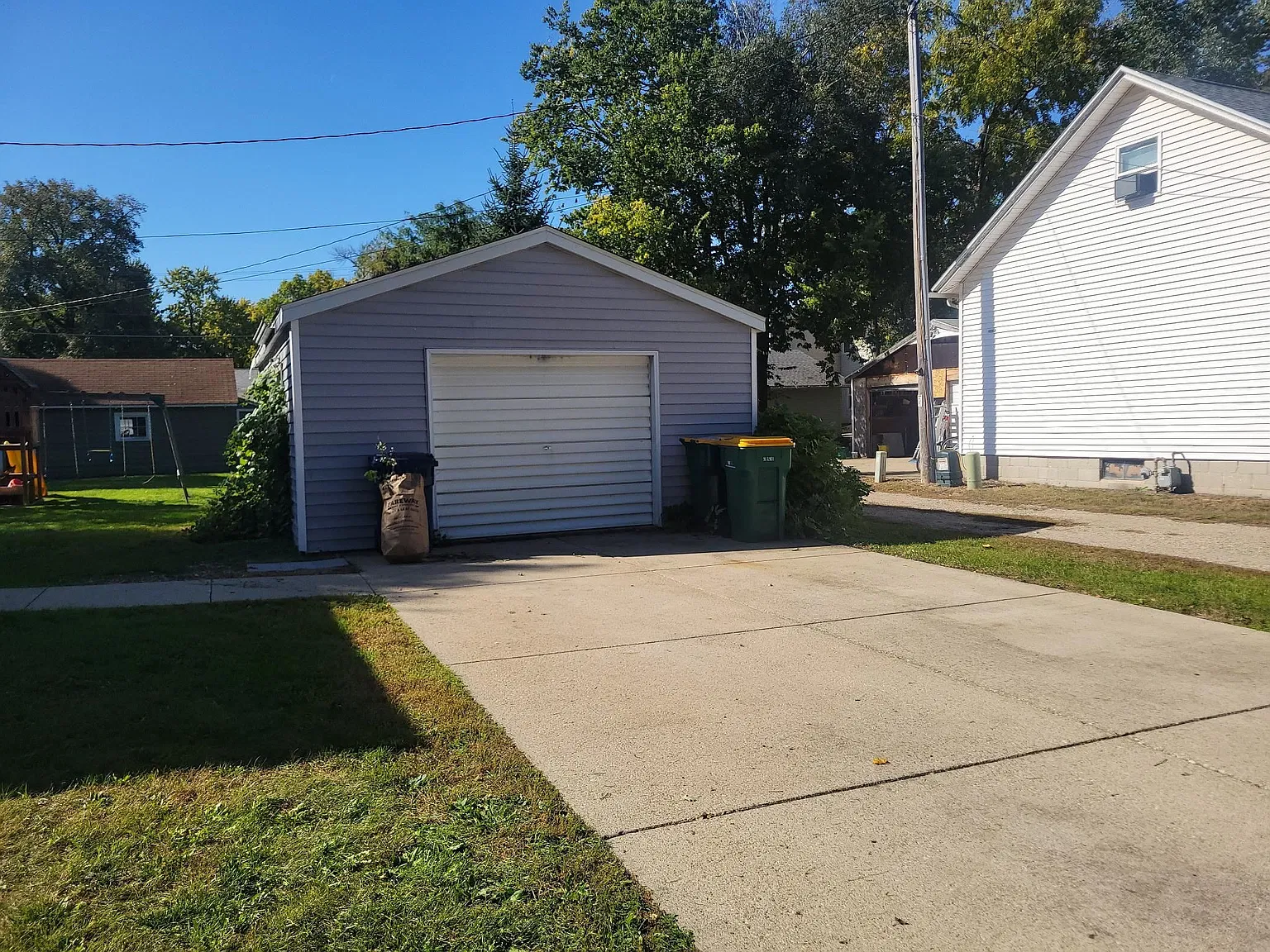 3 bed, 1.5 bath, 968 sqft, $1,100 — Photo 3