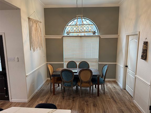 5th image of 511 Emma St