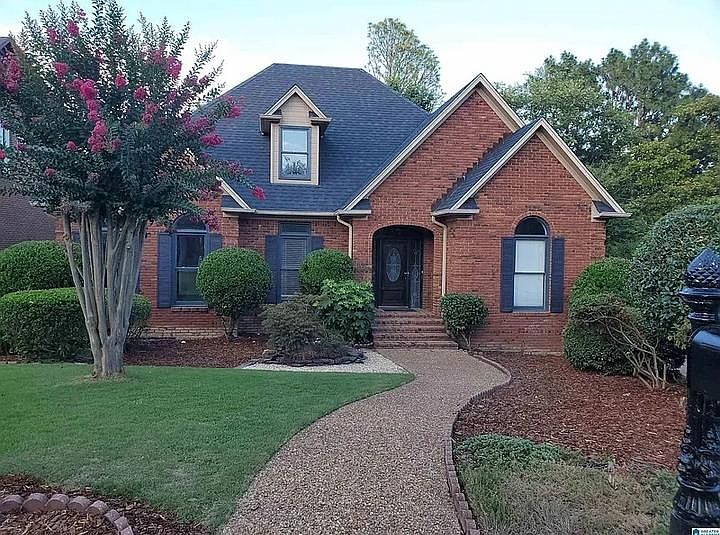 2 1/2 story Garden Home with basement and 2 car garage. 
Located on Cul-de-sac.