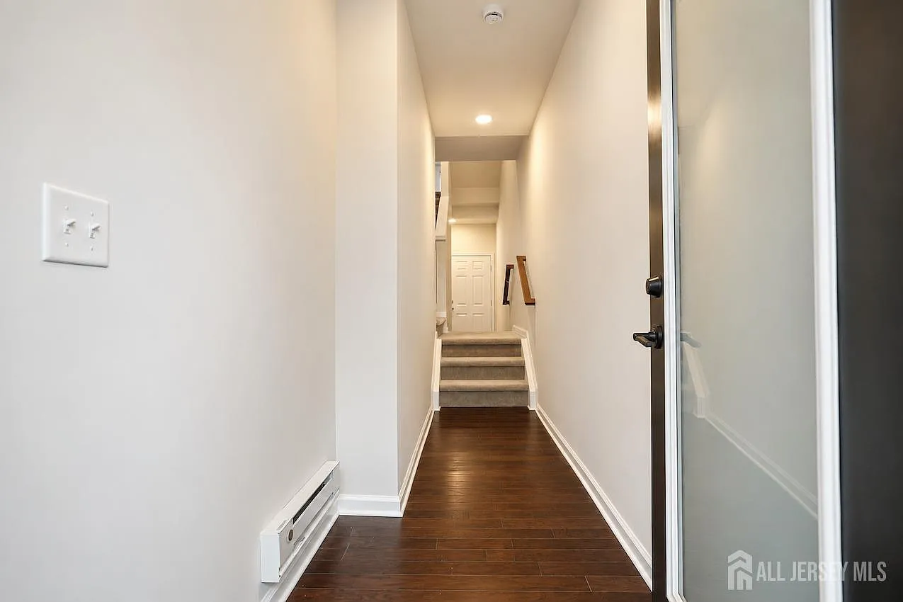 3 bed, 2.5 bath, 1654 sqft, $3,900 — Photo 4