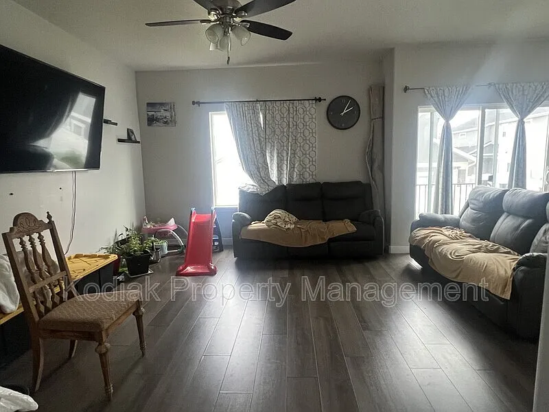 4 bed, 3.5 bath, 2247 sqft, $2,699 — Photo 3
