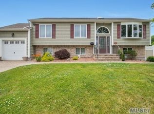 138 Paris Ct, West Islip, NY 11795