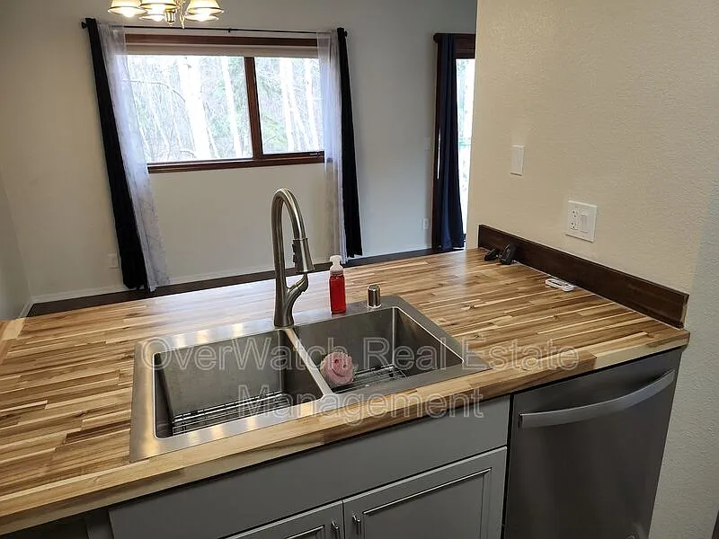 3 bed, 2.0 bath, 1584 sqft, $3,200 — Photo 4
