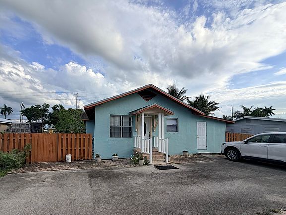 2nd image of 208 NW Avenue H Place