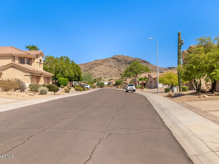 1211 E Desert Flower Ln — Photo 4