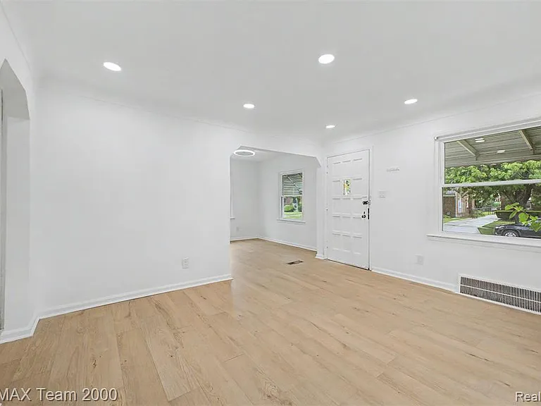 1670 Riverbank St — Photo 6
