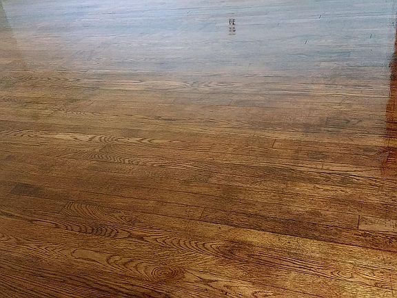 Nice and shiny hardwood floo