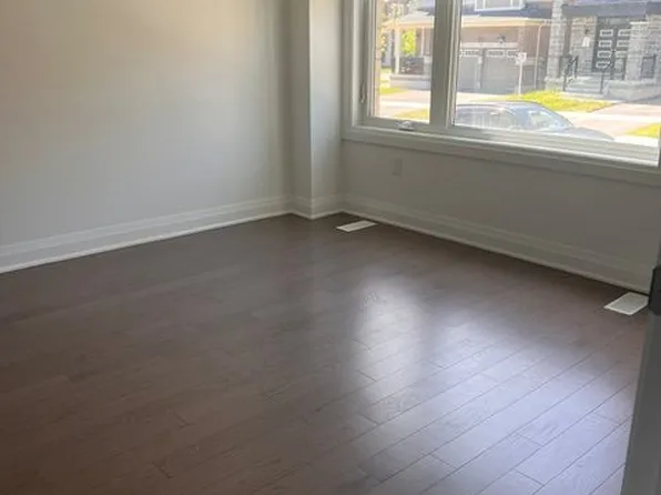 7 Wisla Ave, Markham, ON L6C 3M1