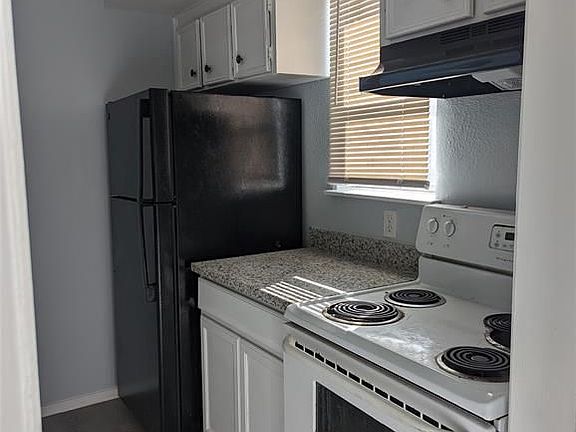 4th image of 928 Post Office St #12
