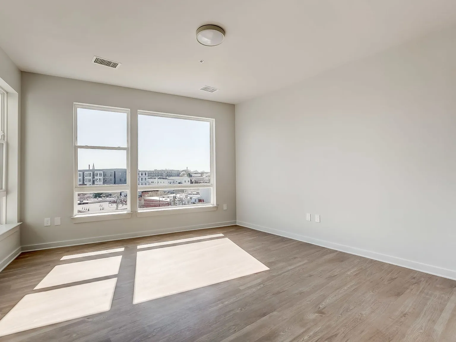 115 W Hamburg — Photo 4