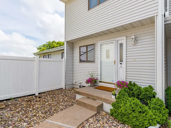3056 Willowwood Dr, Bettendorf, IA 52722