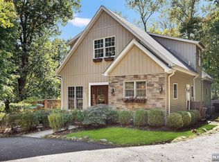 14 Bajor Ln, Allendale, NJ 07401