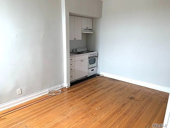 5th image of 215 E Broadway APT 6N