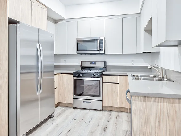 14748 Victory Blvd — Photo 14