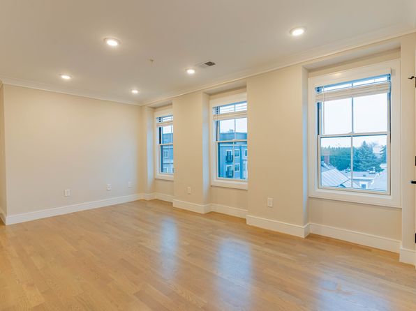 303 Maverick St #4