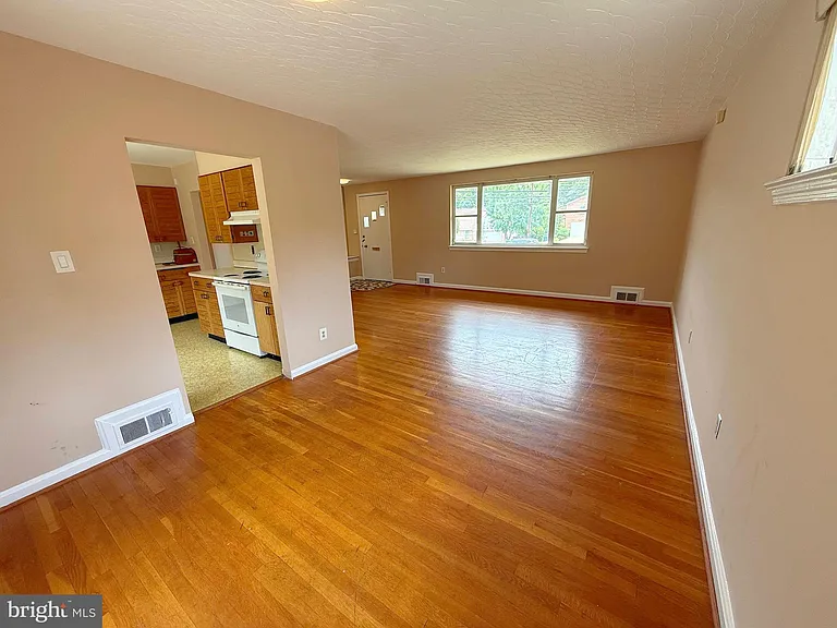 7104 Adelphi Rd — Photo 6