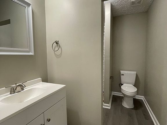 5th image of 186 E Loudon Ave #1