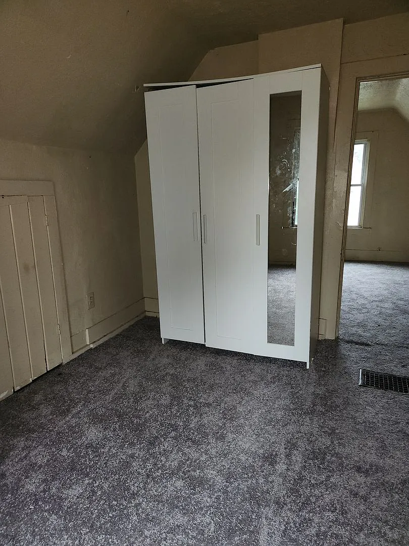 Single Family Home W/Large Yard & Off Street Parking — Photo 4