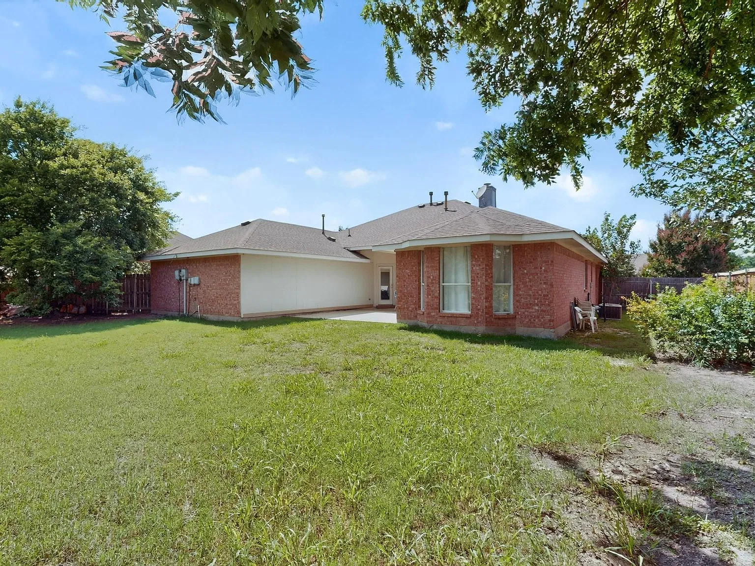 4 bed, 2323 sqft, $2,750 — Photo 2