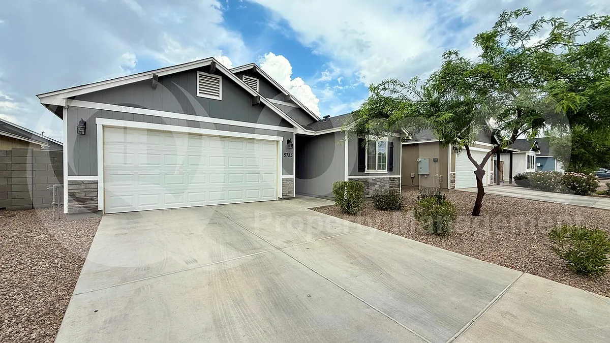 3 bed, 2.0 bath, 1128 sqft, $2,199 — Photo 2