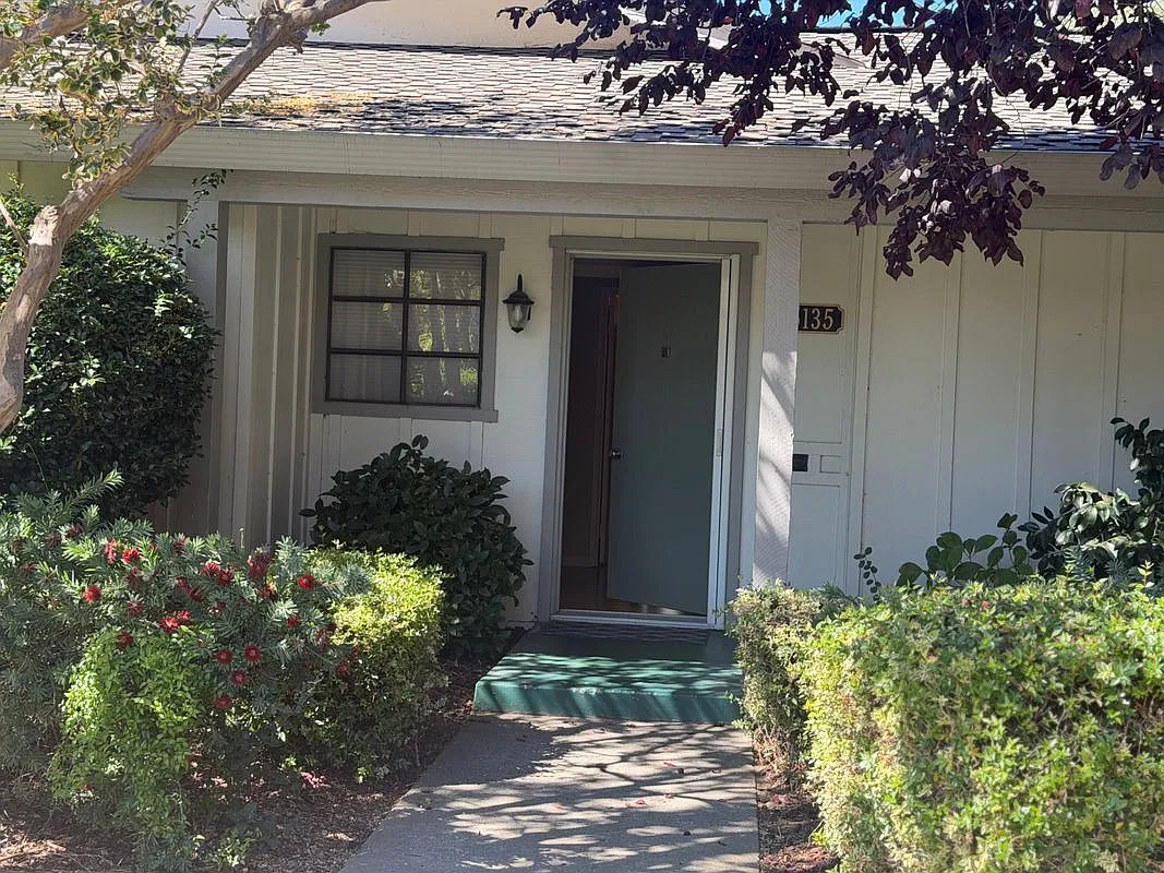 2 bed, 2.0 bath, 1240 sqft, $3,400 — Photo 2