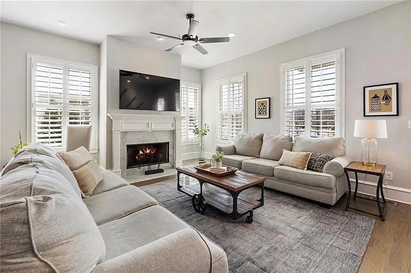 4 bed, 3.5 bath, 2200 sqft, $9,800 — Photo 4