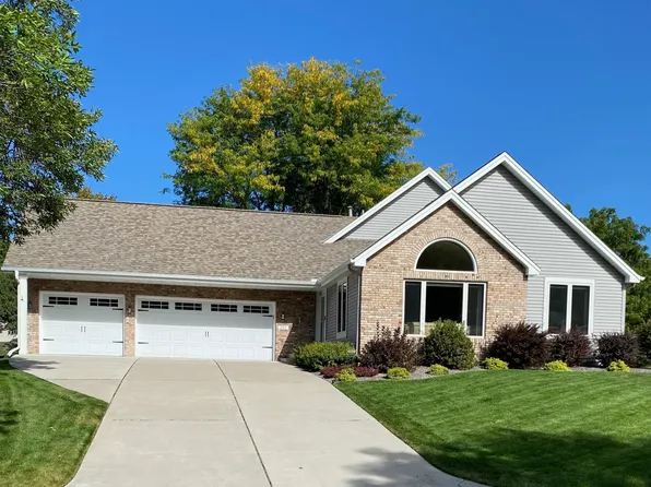 255 Oak Hill Dr, Shoreview, MN 55126