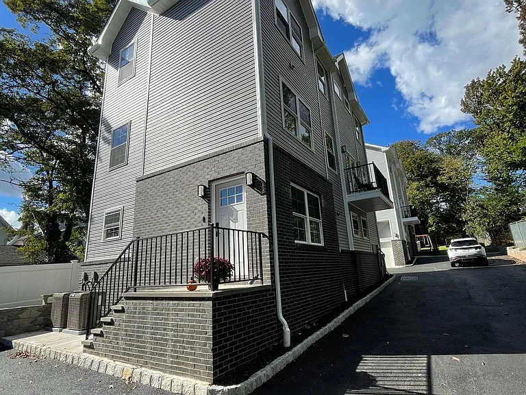 237 Boyden Ave — Photo 31