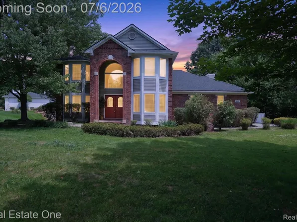 9610 Forest Ridge Dr, Clarkston, MI 48348