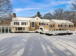 8415 N Pelican Ln, River Hills, WI 53217