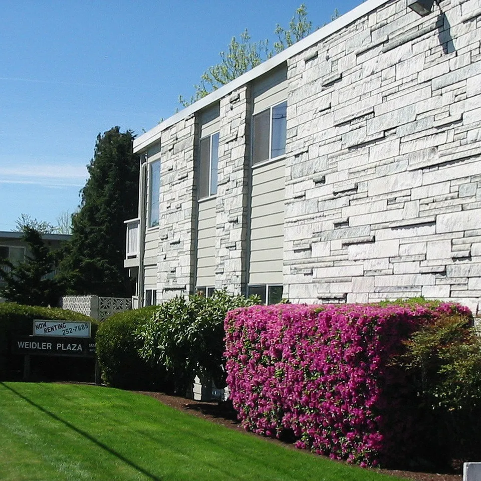 Weidler Plaza — Photo 4