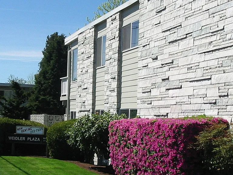Weidler Plaza — Photo 4