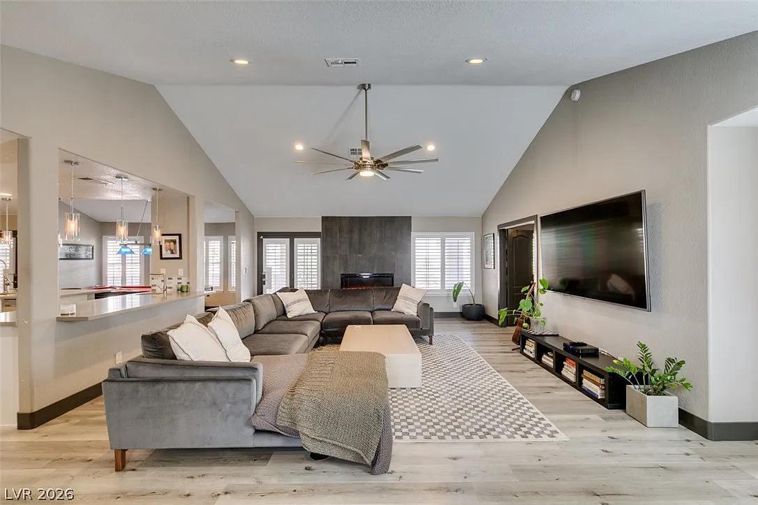 4 bed, 4.0 bath, 2585 sqft, $3,999 — Photo 3