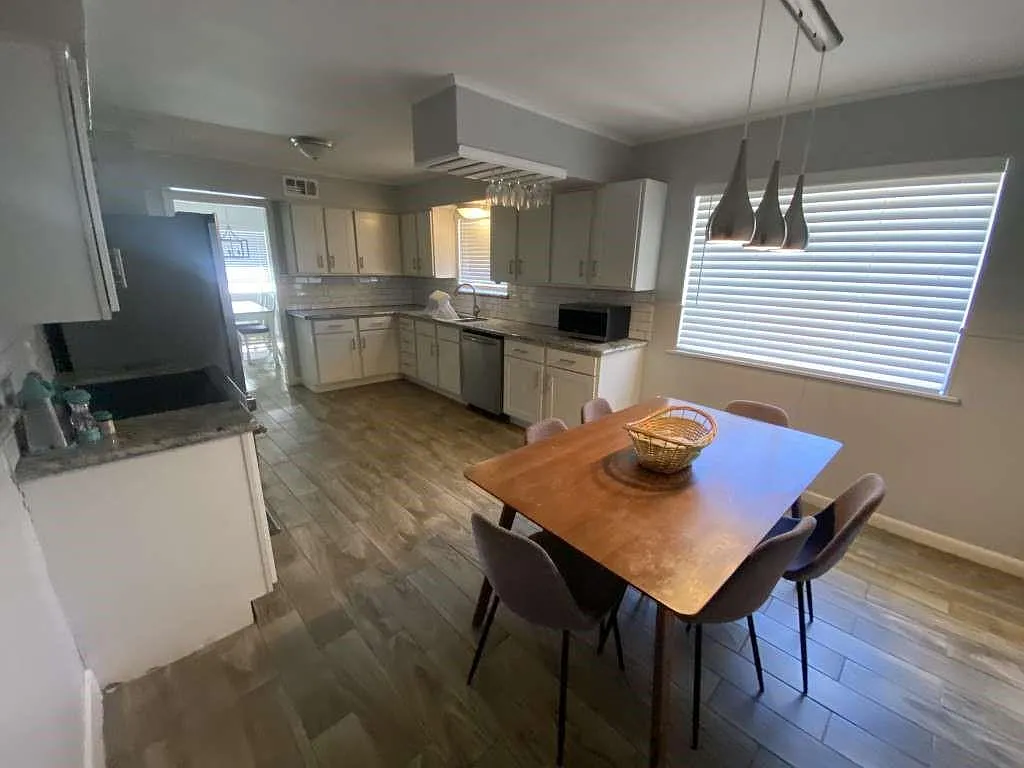 3 bed, 2.0 bath, 2225 sqft, $3,900 — Photo 4