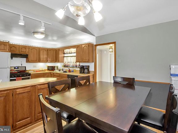 3rd image of 909 Lois Dr