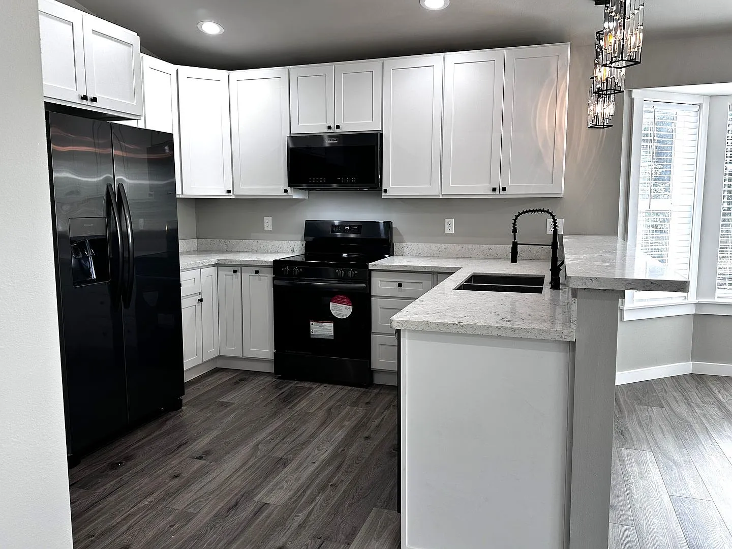 Gorgeous 2 Bedroom, 2 Bath with Garage is ready for you! — Photo 4