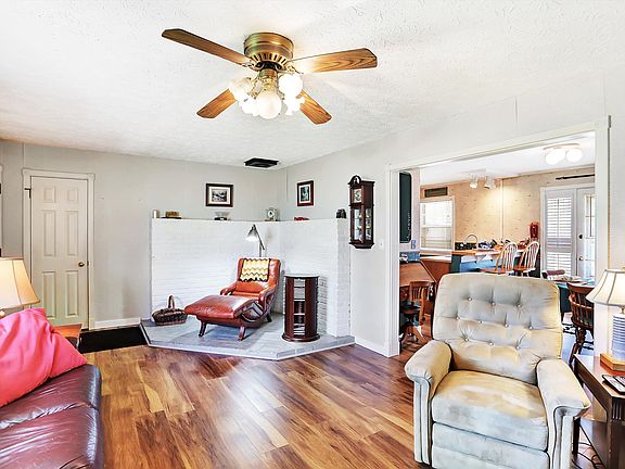 3rd image of 8060 Briarwood Dr