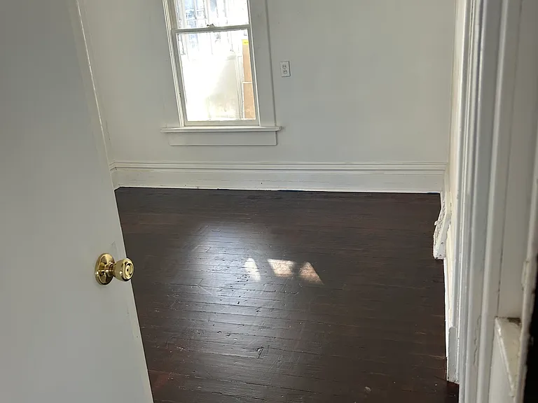 918 Court St — Photo 4