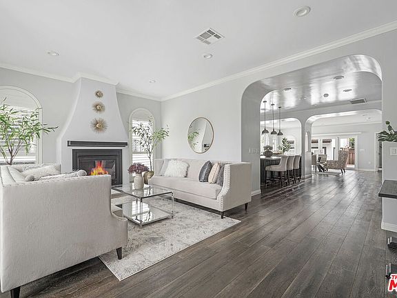 4th image of 307 N Windsor Blvd