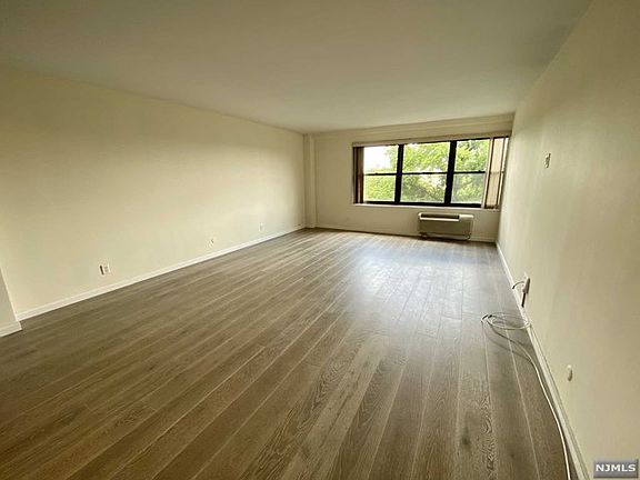 2nd image of 2352 Linwood Ave APT 5C