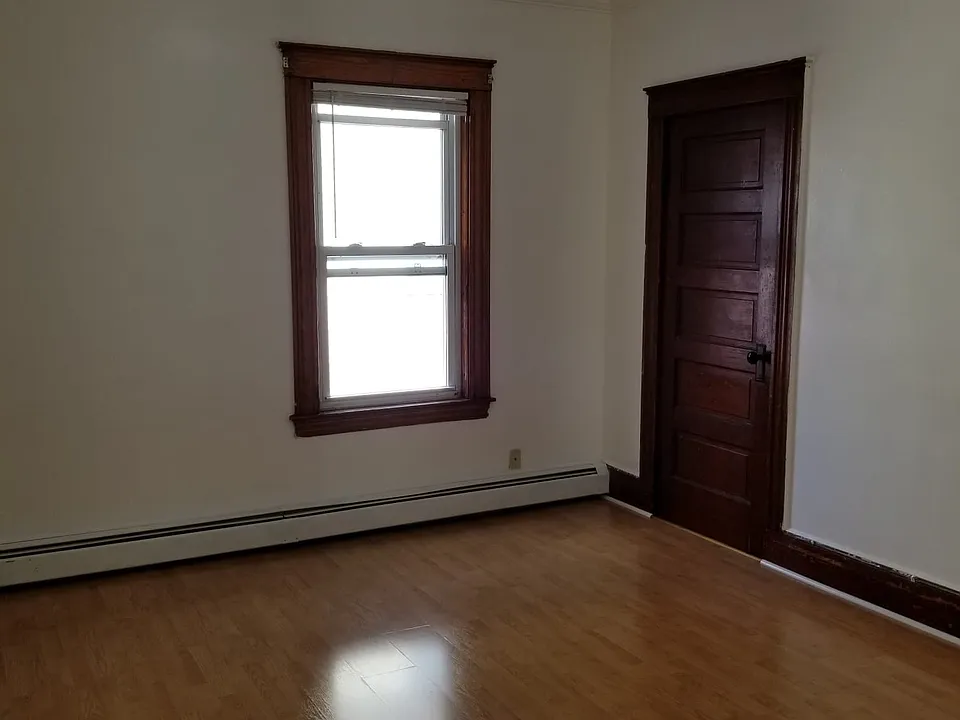 middle bedroom