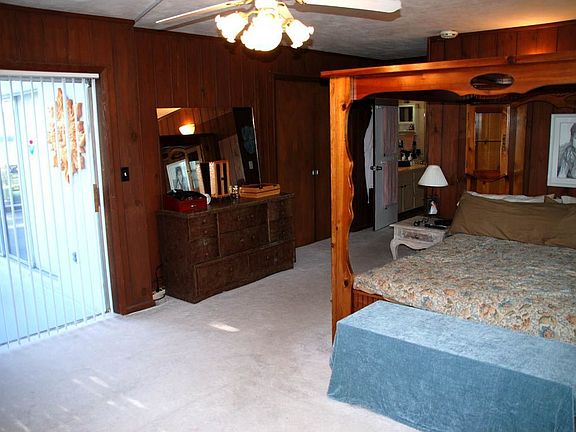 master bed, sliding door to pool