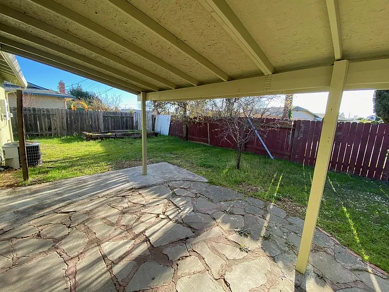 2059 Robin Dr — Photo 32