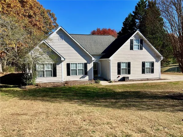 324 Briarwood Dr, Winder, GA 30680