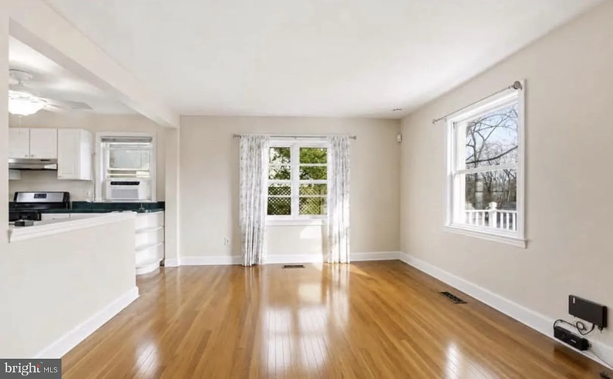 4 bed, 2.0 bath, 1326 sqft, $3,000 — Photo 2