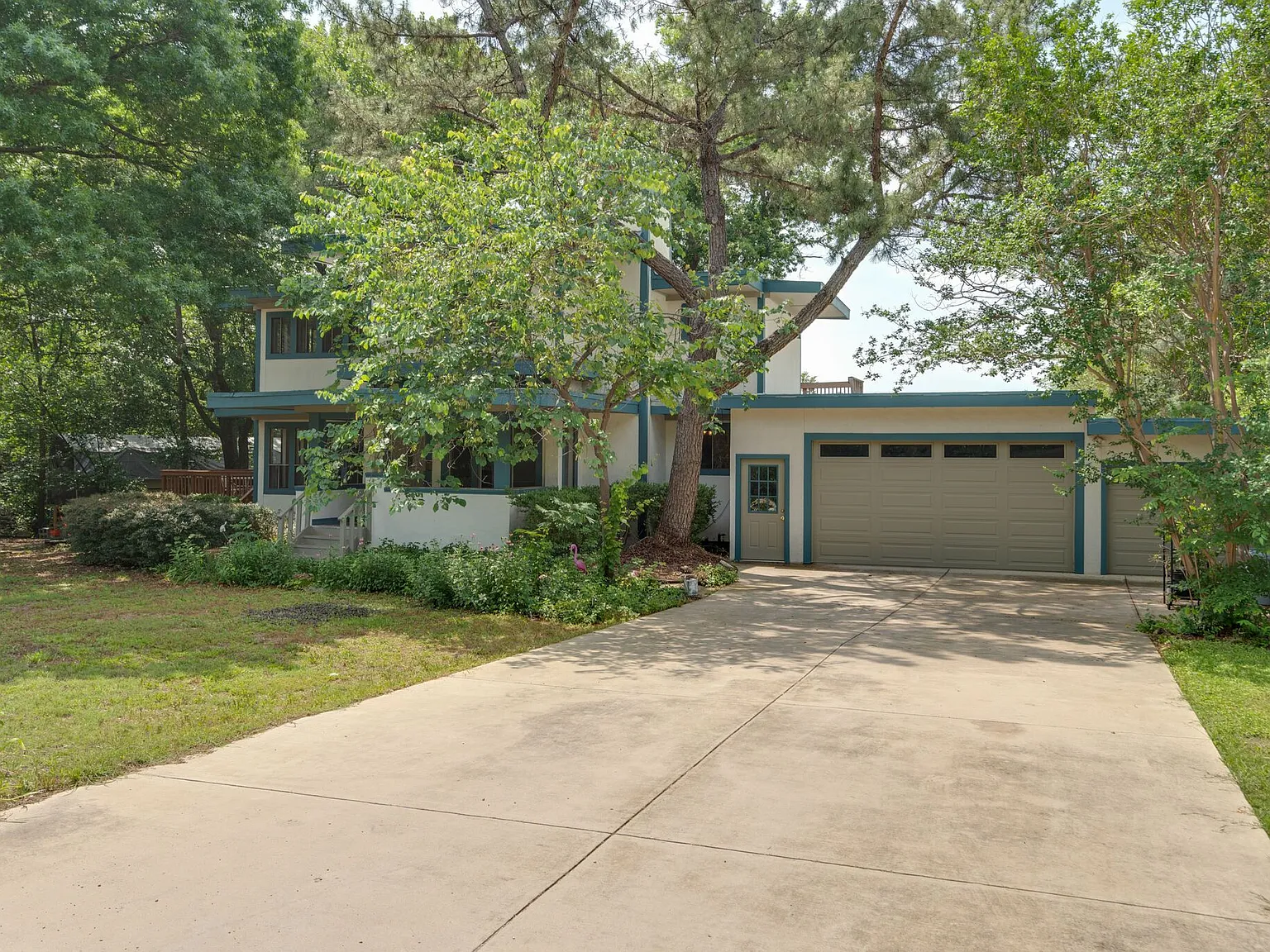 4 bed, 2.5 bath, 2300 sqft, $3,200 — Photo 3