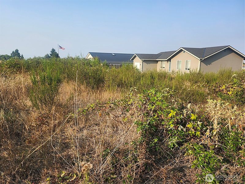 5th image of 421 Salal Place