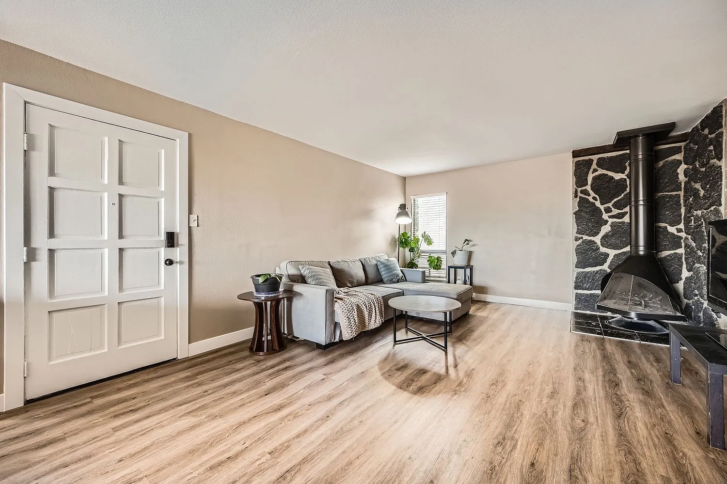 2 bed, 1170 sqft, $2,300 — Photo 4