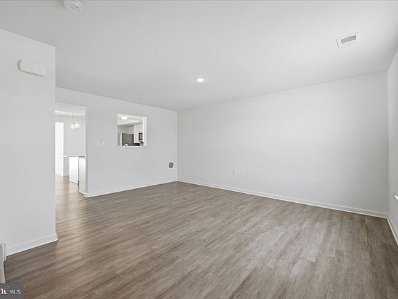 5th image of 658 Thumper Dr