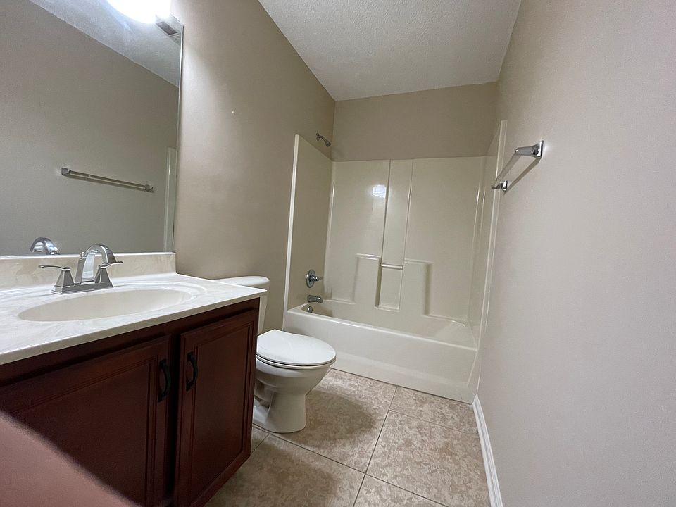 Full bathroom off hallway
